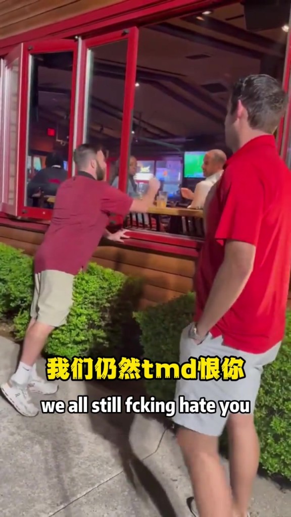 余恨未消!独行侠球迷偶遇尼克-哈里森:咱们依然TMD恨你! 余恨未消!独行侠球迷偶遇尼克-哈里森:咱们依然TMD恨你!